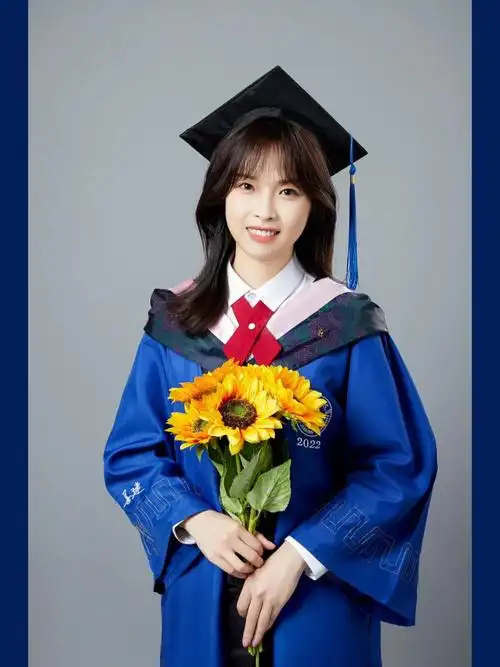 硕士服毕业照