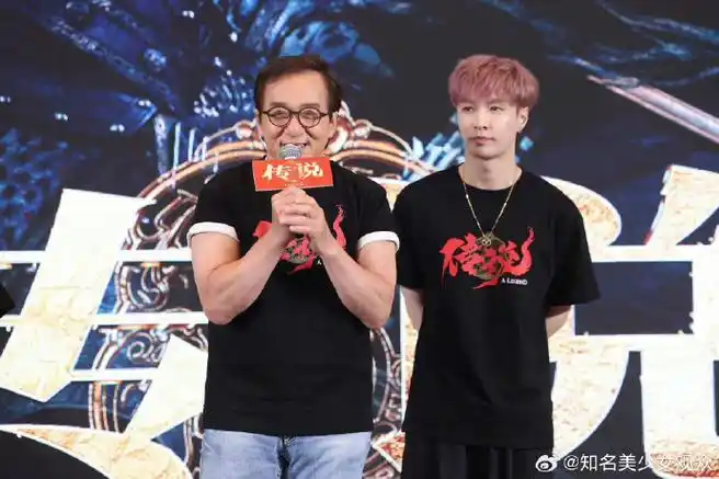 成龙,张艺兴,娜扎亮相《传说》首映礼,娜扎简单白t恤真的好美,一起
