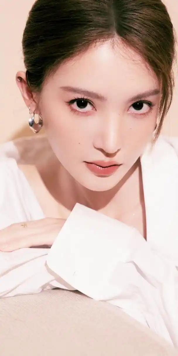 金晨穿搭造型壁纸精选:白色衬衣随性优雅,女友魅力值满满