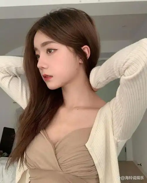 她的区别在于,她的造型风格和外貌都特别偏向于"韩系"