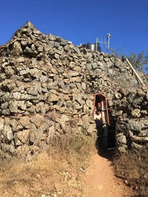 这个坑道里面上下全是钢板,防御性很强,记得上甘岭那会儿的坑道只是