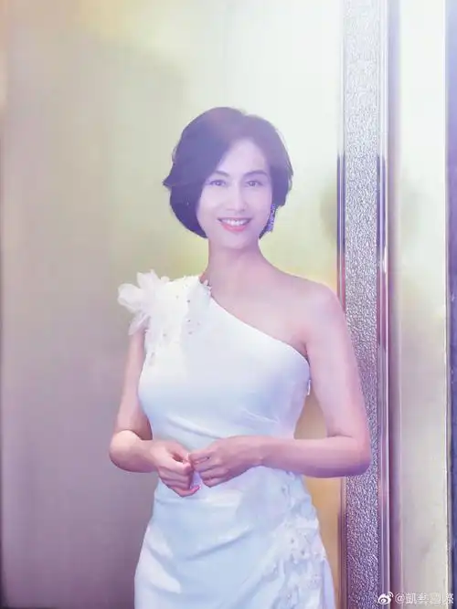 凯艺娱乐#朱茵超话春天不止有花木的生机盎然,还有姐姐的美图让我们