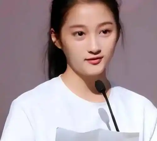 关晓彤考编成功上岸,和薪资高低没有关系,普通人恐怕猜不到原因_大学