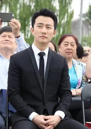 黄轩现在这么火真是的因为鼻子大么?