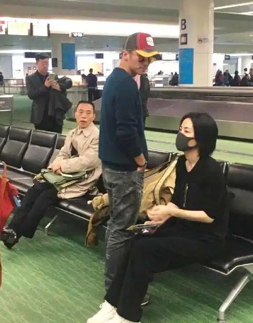 谢霆锋王菲同框现身 画面恩爱甜蜜