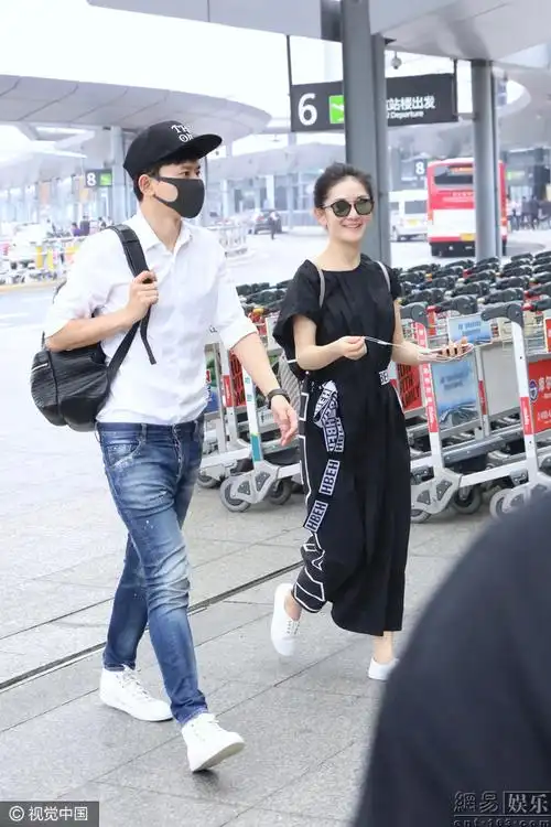 谢娜束腰长裙与张杰现身机场秀恩爱