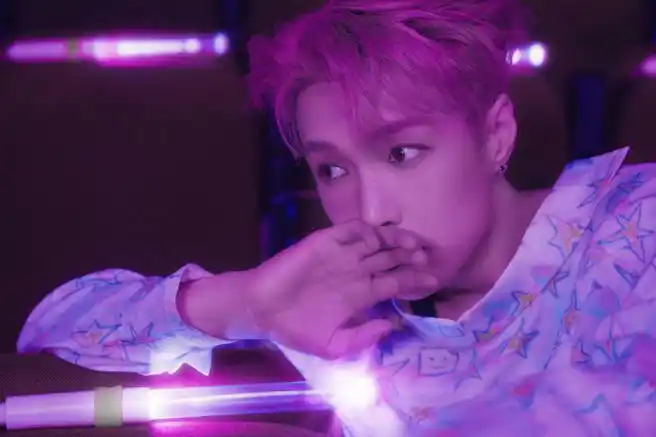 铺满爱意与欢呼,查收captain lay紫色氛围下的美貌92    @张艺兴