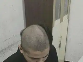 爱美男嫌理发师手艺差 竟把对方剃成阴阳头