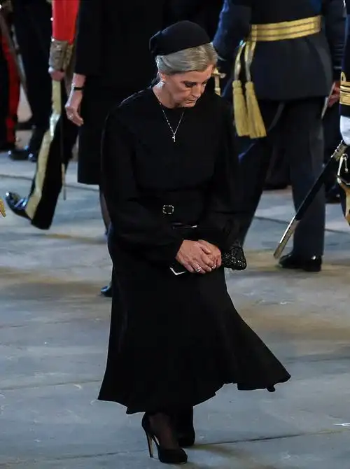 英国女王的灵柩安放在威斯敏斯特教堂的大厅,当地时间周三,英国王室