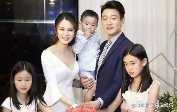 黄磊老婆罕晒一家五口,俩女儿颜值高好漂亮,小儿子单眼皮超帅气