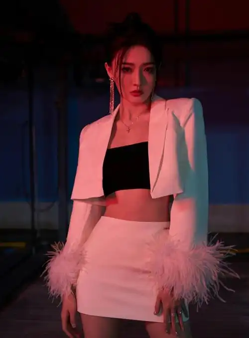 徐璐穿白色超短西装秀马甲线,酷飒不羁,惊艳迷人!