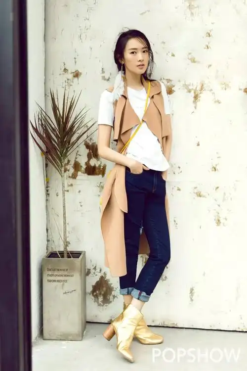 a:白t恤很好搭配呀,下半身直接搭配一条牛仔裤最简单又好看,或者可以