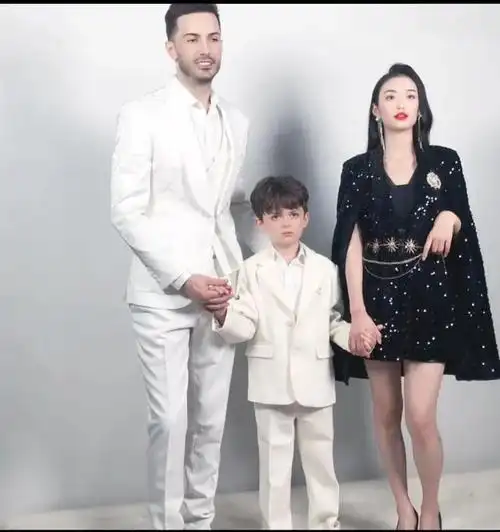 罗兰多再婚新欢全家福曝光,网友:太漂亮了!助理回应短剧争议!