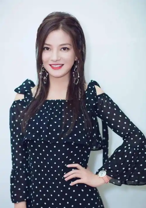 顶风作案野心炸裂,罪行不仅仅亲日辱华,赵薇如今现状大快人心_龙薇