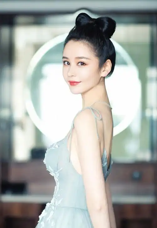 演员邱意浓亮同导演王晶,演员伍允龙一起相闭幕式