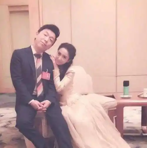 黄渤追她13年,成名后对还她不离不弃,如今46岁被黄渤宠成公主_妻子