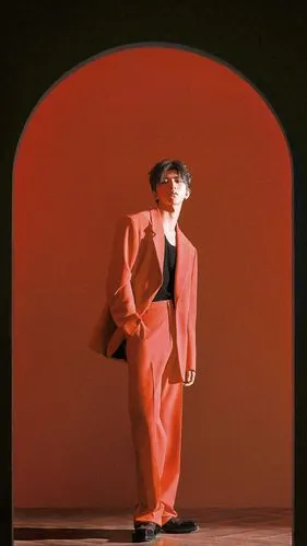 cr:罪恶号列车蔡徐坤精修时尚芭莎×蔡徐坤 时间知道走过多远的路