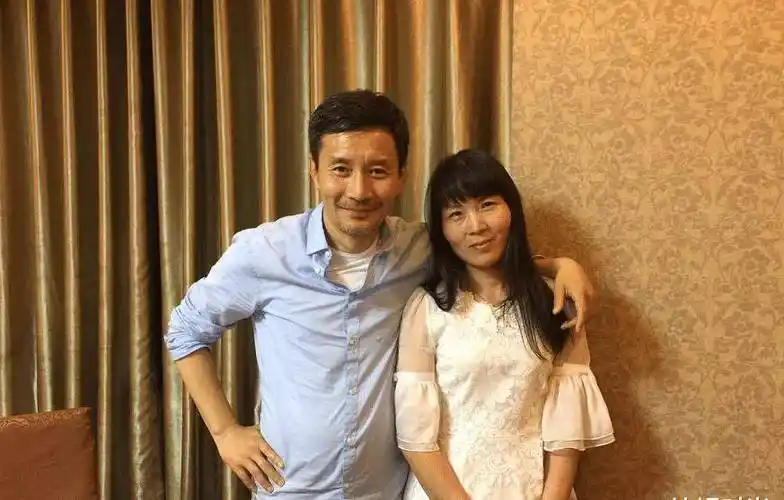 江珊小3岁的二婚老公挺时尚的,把t恤当时尚,穿得挺