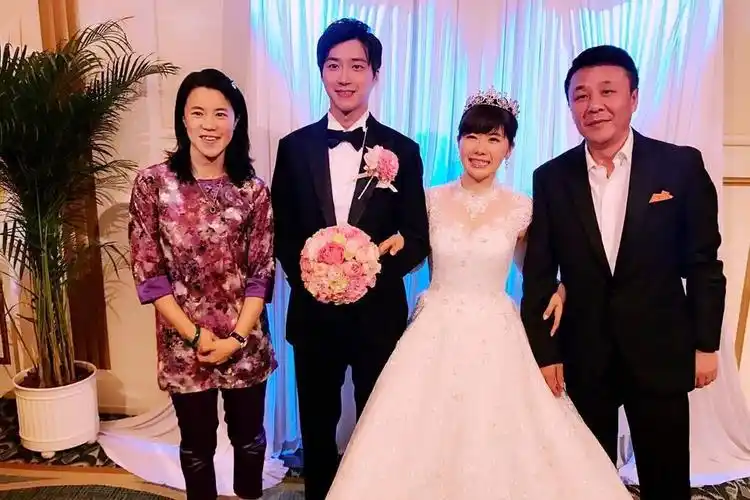 王楠一家出席福原爱婚礼 头戴米妮发饰卖萌(组图)