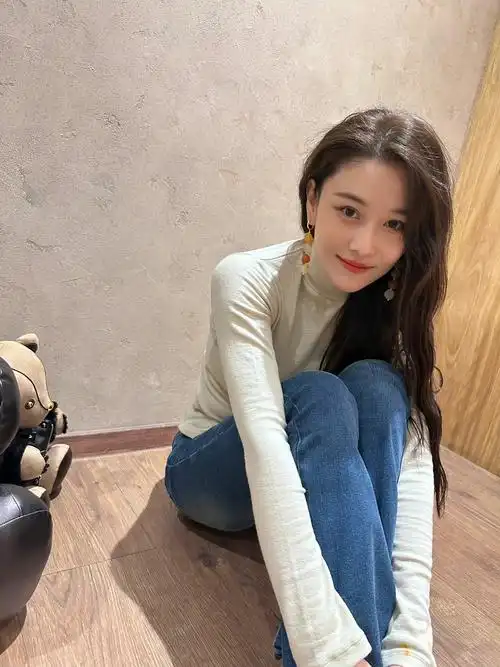 张馨予晒画画随拍照白色毛衣牛仔裤随性自然