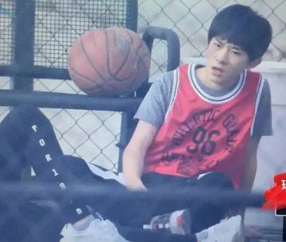 千玺应该好久没有打篮球了吧