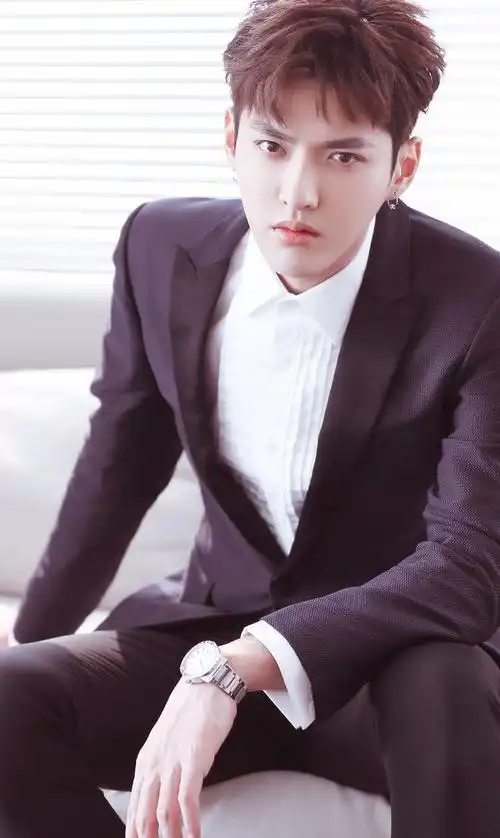 吴亦凡是标准的90后,颜值在线,有着1.