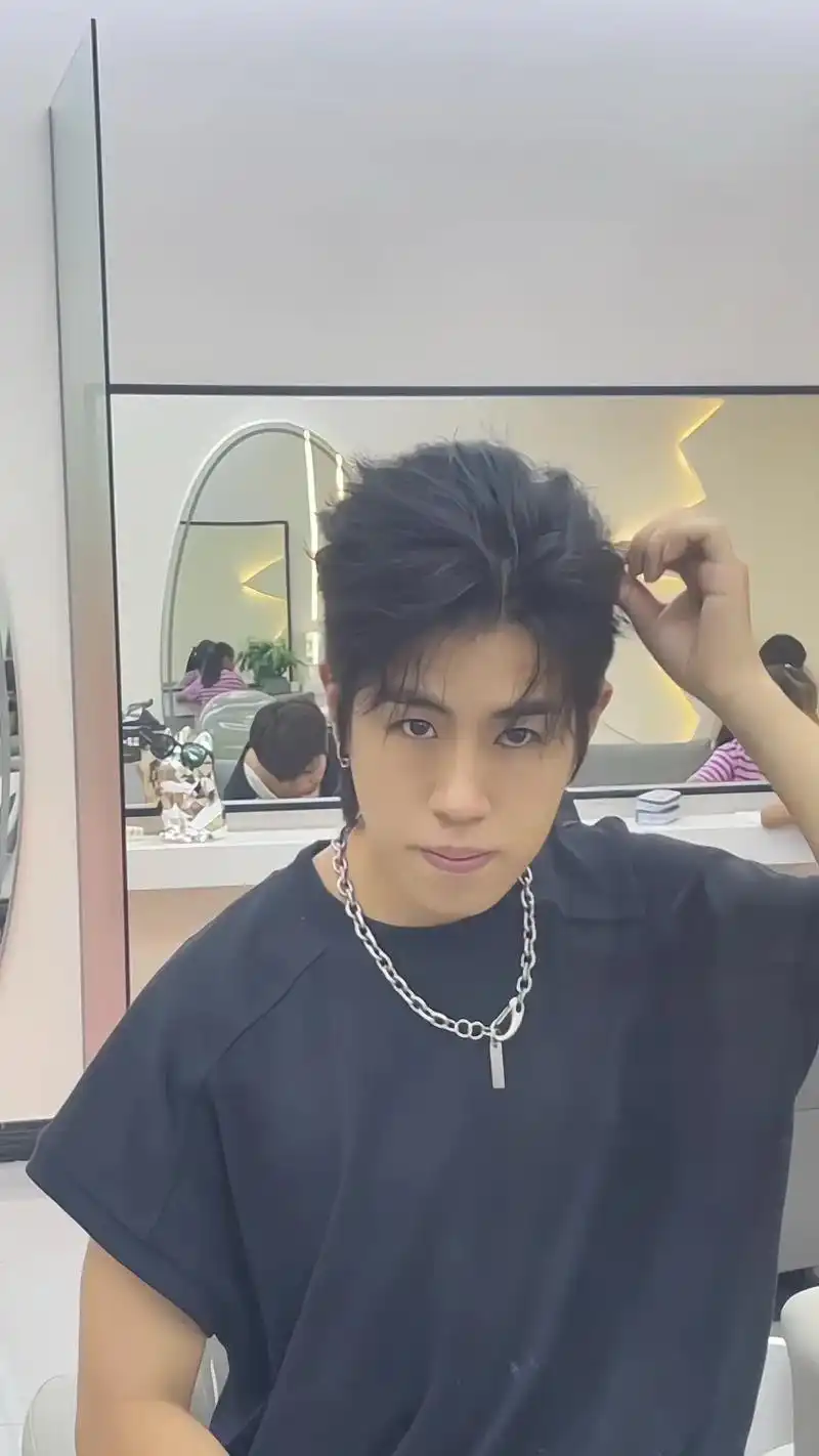 95今天给大家分享一款痞帅感十足的龙须背头,让你的颜值瞬间提升!