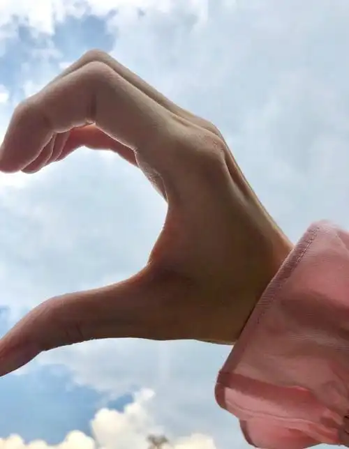 林允儿对镜自拍锁骨明显 比心甜笑少女感十足