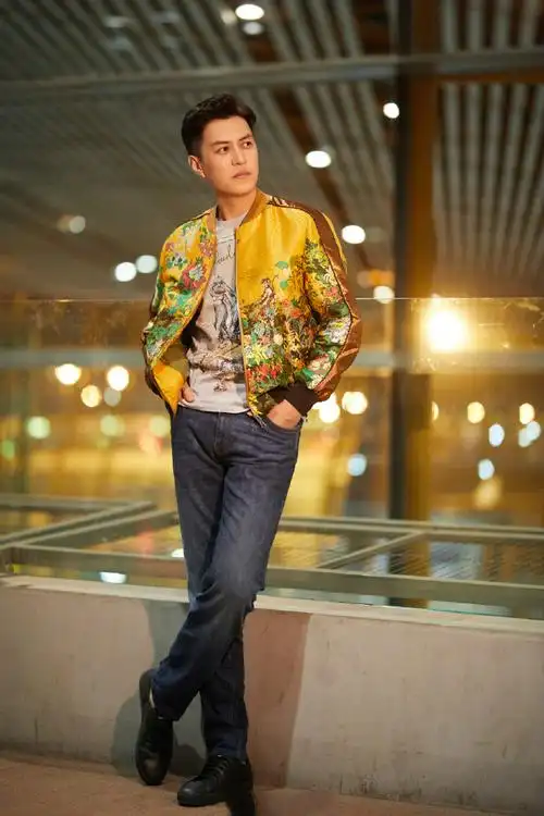 靳东终于不穿西装,联名款卫衣配牛仔挺潮,无奈也穿出了大boss感