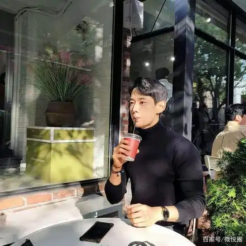 肌肉男在身上抹黑抹油,尽显爆棚的男友力之外,还有一丝性感