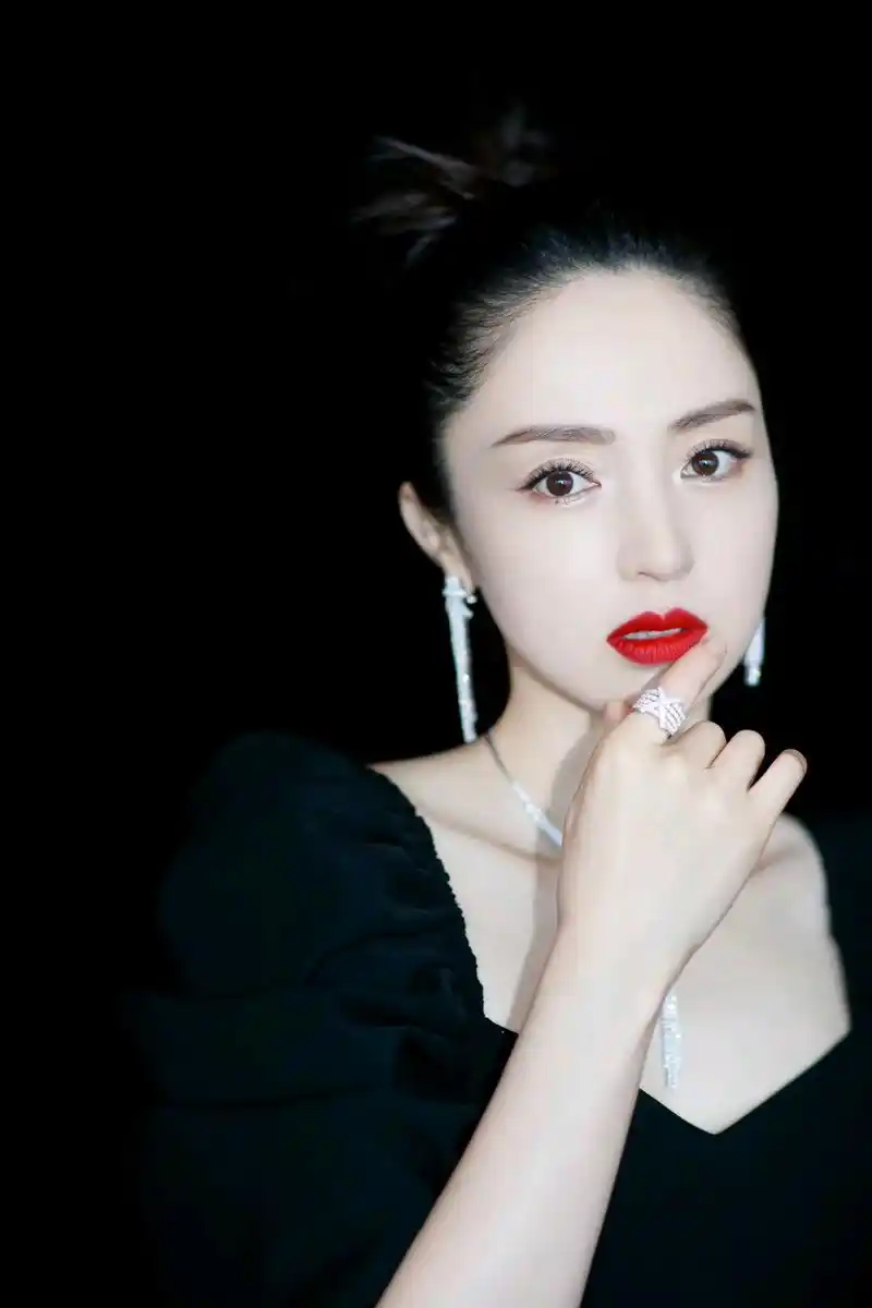 气质女神董璇风姿绰约,韵味十足