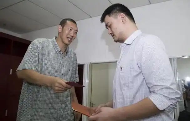 当我们提到身高,很多人都会想到姚明,这位中国篮球巨星以他的2.