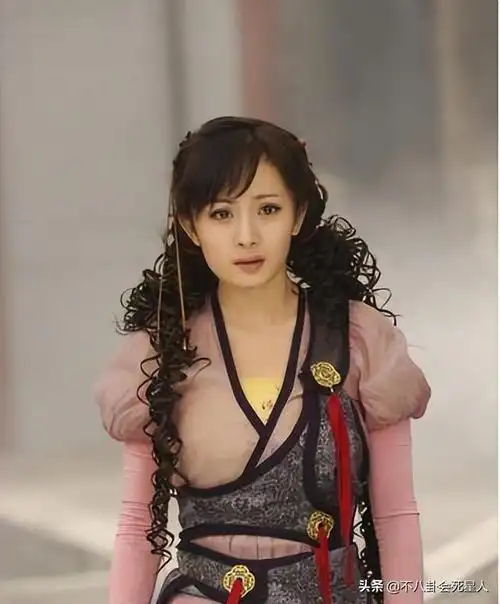 杨幂曾有一个"嫩牛五方"的外号,单看早期广告照片,杨幂的下颌角的确