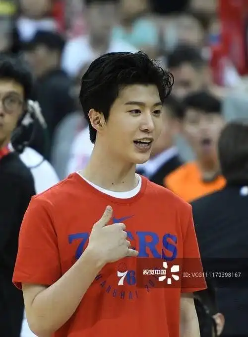 近日,视觉中国上传一组范丞丞无ps的照片,素颜出镜的范丞丞彻底的暴露