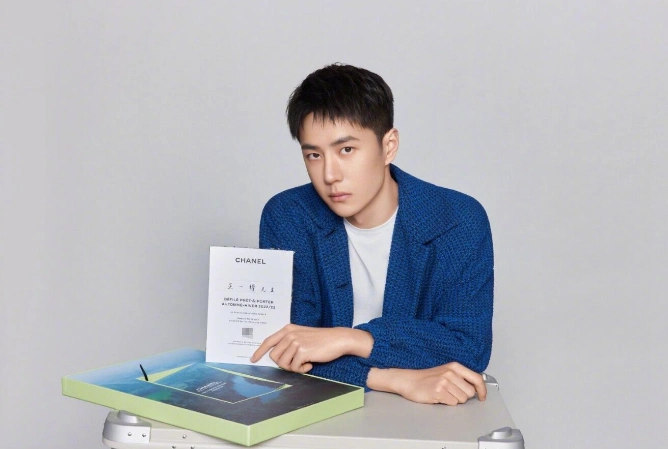 王一博短发造型营业,脸化淡妆清新俊逸,邀请关注大牌秀