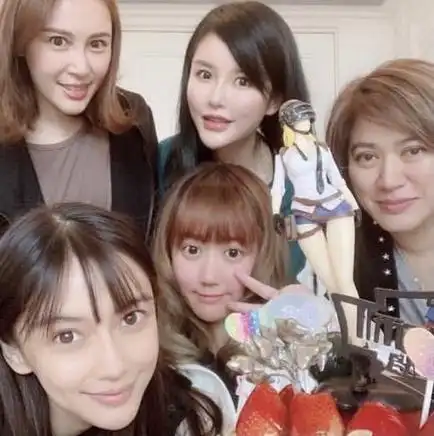 angelababy聚会合照