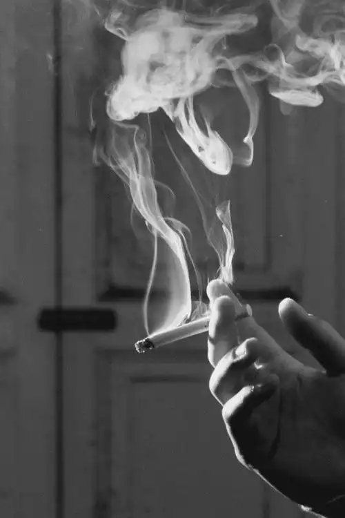 欧美黑白颓废另类头像女头侧过脸