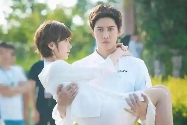 抱不起女星,拉不开弓,硅胶假身材,娱圈男演员到底有多