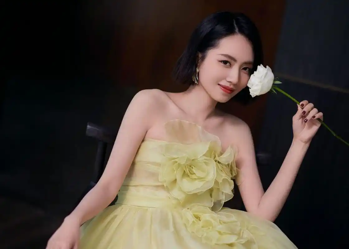 刘惜君甜美风格写真组图,一袭淡黄色花朵纱裙,笑意盈盈,优雅生姿