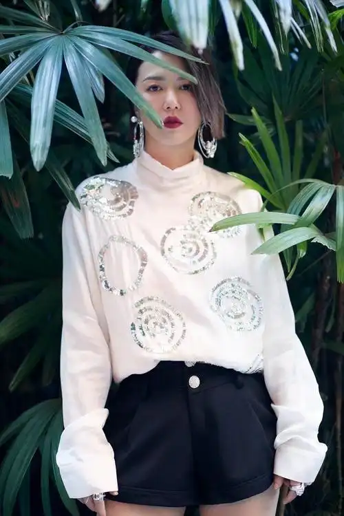 谭维维这一身穿搭看着简单,实则搭配上特别用心