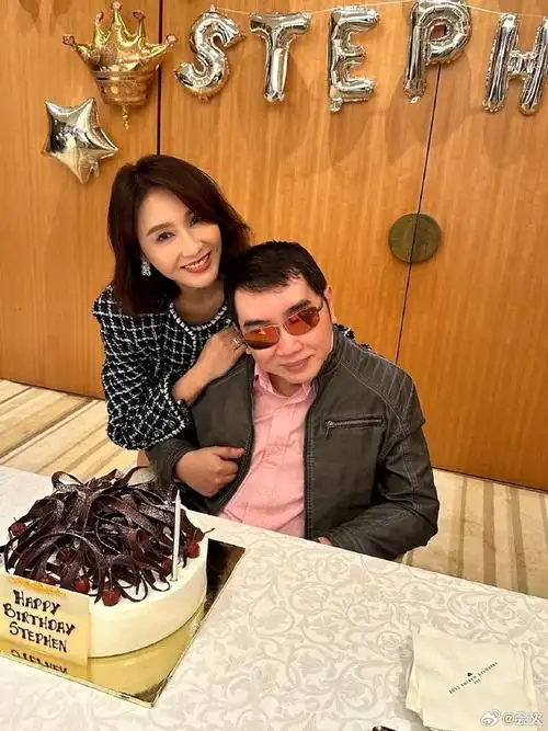 黎姿晒全家福为弟弟庆生#黎姿昨日晒全家福庆祝弟弟黎嬰48岁生日乙