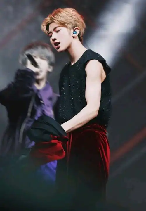 蔡徐坤在舞台上9个惊艳瞬间,气场全开啊,网友: c位的威严