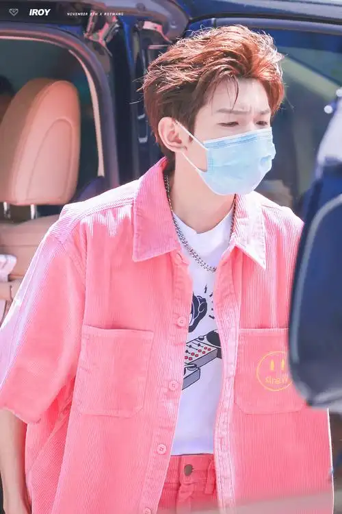 王源新造型曝光粉色头发搭配粉色上衣网友好像眼睛没睡醒