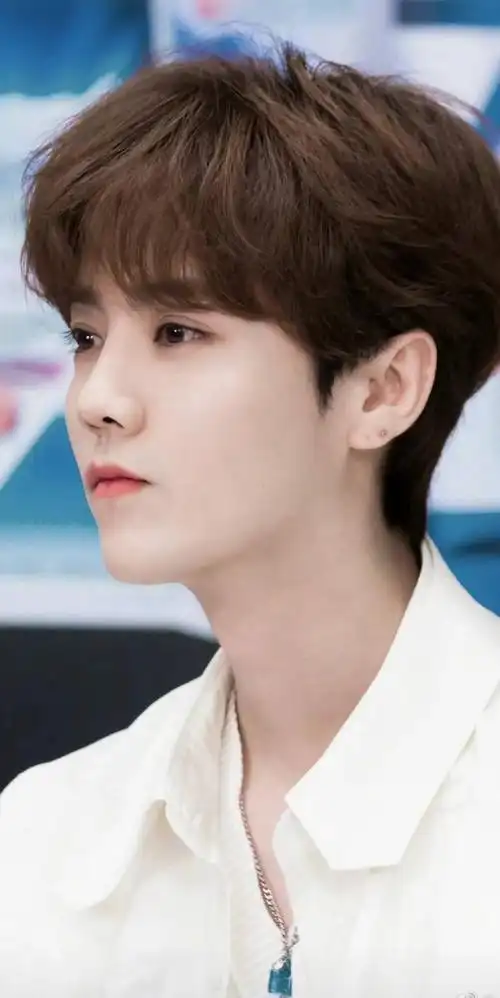 鹿晗制服花絮侧拍图!五官精致,帅气依旧!