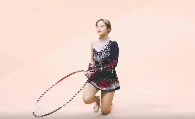 失去了精修待遇,没有ps的身材成了亮点_表演_体操_王一博