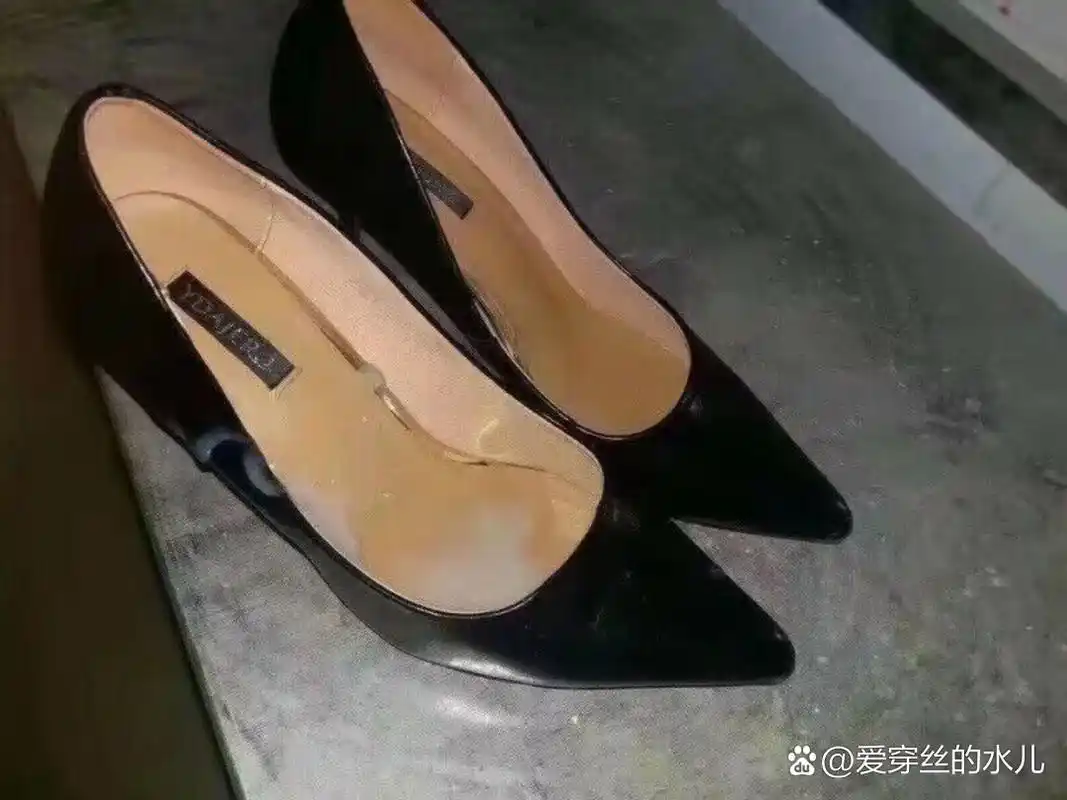 好恶心,回到家发现鞋子上有不明液体