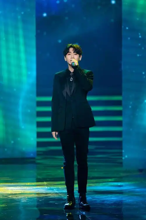 汪苏泷的音乐风格多样,既有抒情的情歌,也有动感的舞曲,但此前他