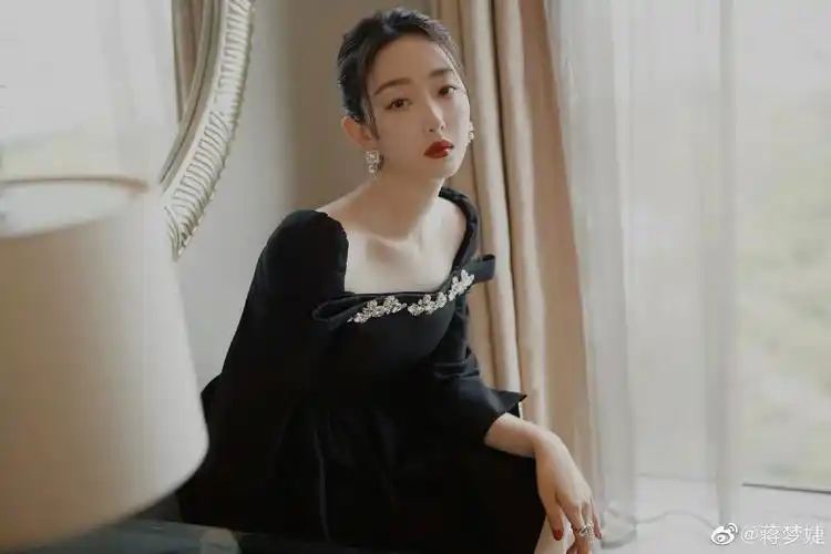 蒋梦婕一字带高跟