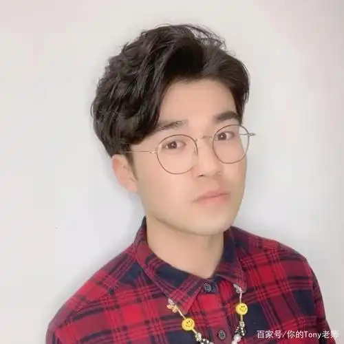 三七分的纹理烫发型,简单又时尚