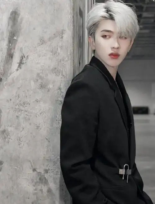 蔡徐坤问在太空如何洗衣服##蔡徐坤问主持人自己够白吗#银发永远的神